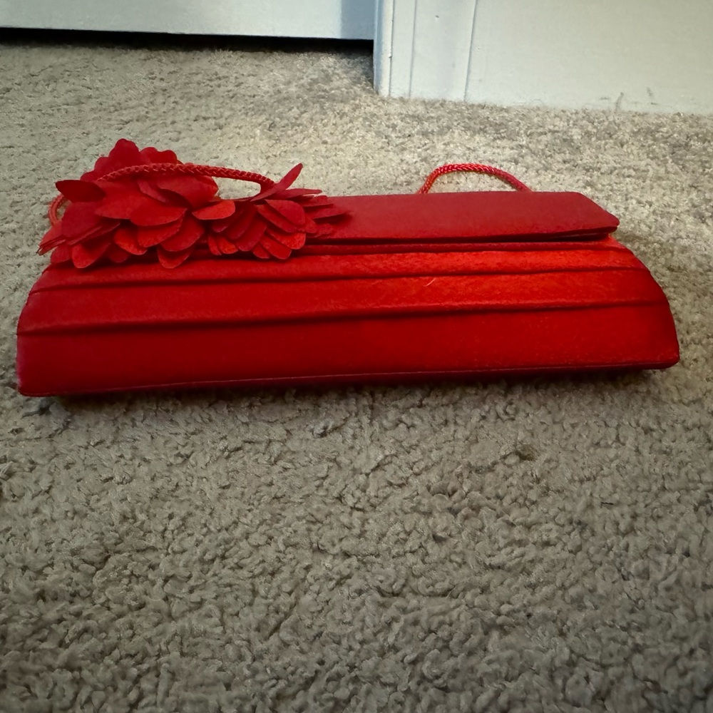 Pretty Lulu Townsend red satin look 3D flower rectangle purse handbag NWOT - Picture 5 of 7